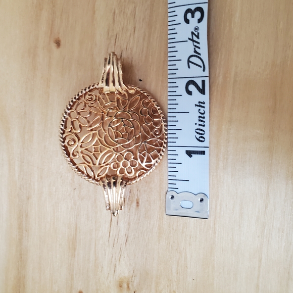 Vintage Gold-Tone Floral Filigree Statement Brooch Pin - Picture 3 of 3